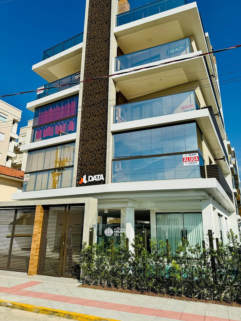 Apartamento frente al mar en Praia de Palmas con una suite y