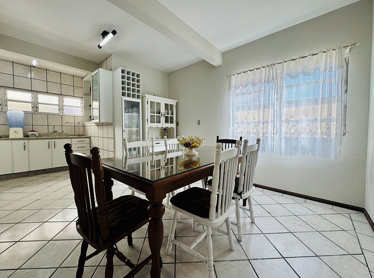 Casa dos Golfinhos a 100 metros da Praia de Palmas, casa ind