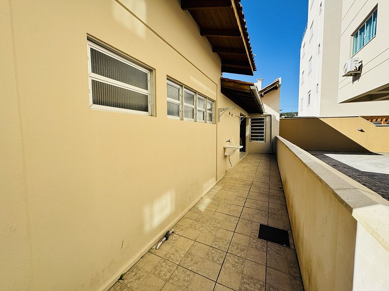 Casa dos Golfinhos a 100 metros da Praia de Palmas, casa ind