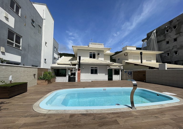 Casa Teka - Espaçosa e aconchegante, conta com área externa