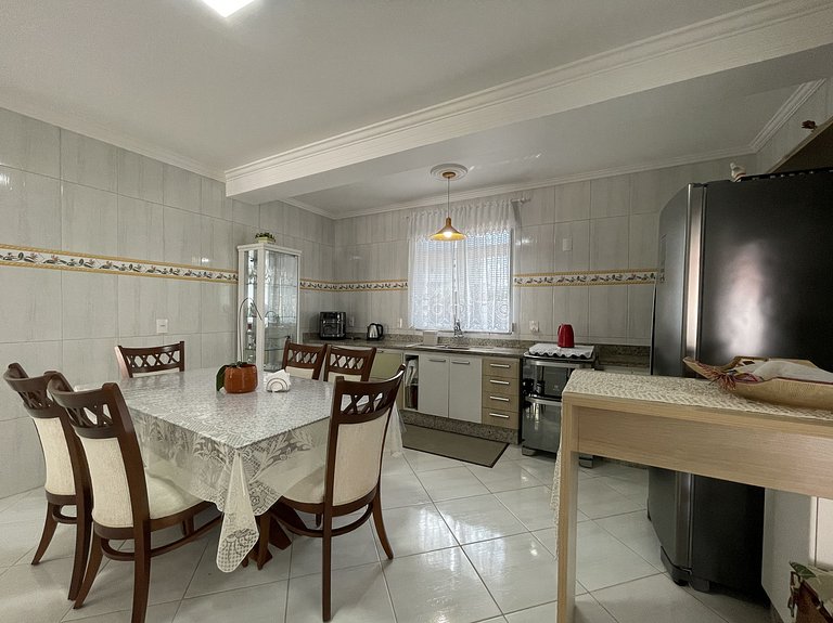 Casa Teka - Espaçosa e aconchegante, conta com área externa