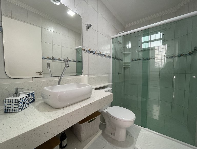 Casa Teka - Espaçosa e aconchegante, conta com área externa