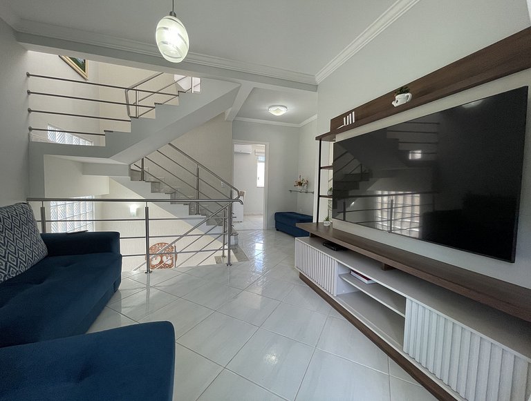 Casa Teka - Espaçosa e aconchegante, conta com área externa