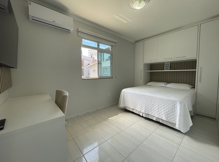 Casa Teka - Espaçosa e aconchegante, conta com área externa