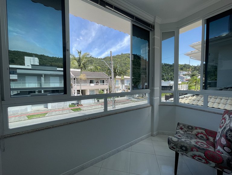Casa Teka - Espaçosa e aconchegante, conta com área externa